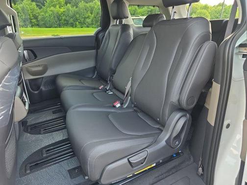Snow White Pearl 2026 Kia Carnival EX