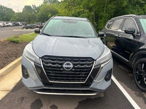 Boulder Gray Metallic 2024 Nissan Kicks SR