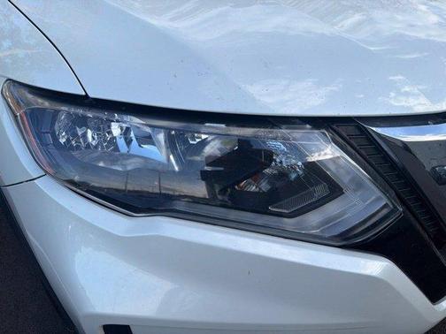White 2018 Nissan Rogue SV