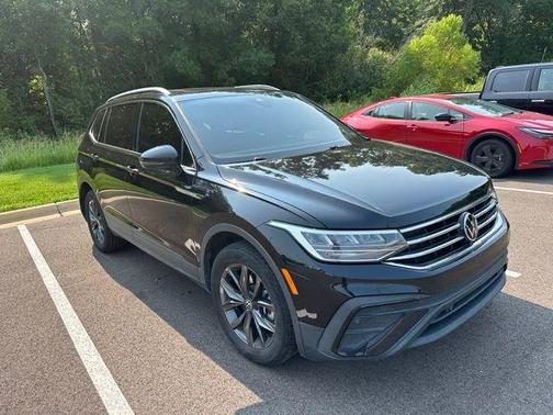 Deep Black Pearl Effect 2023 Volkswagen Tiguan 2.0T SE