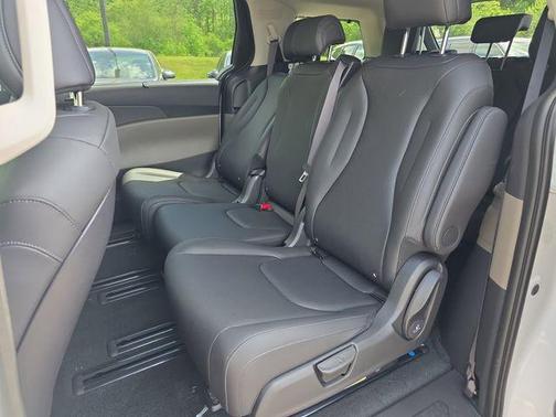 Snow White Pearl 2026 Kia Carnival SX