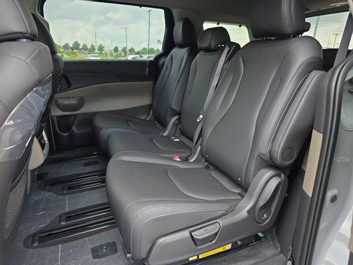 Ceramic Silver 2026 Kia Carnival EX
