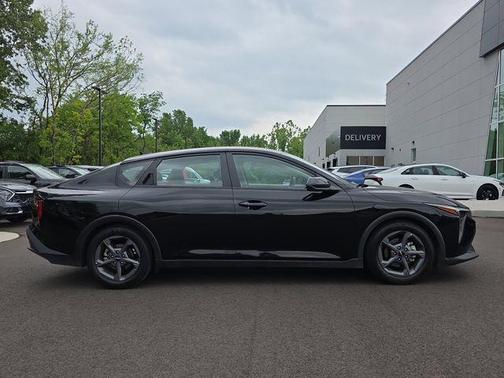 Aurora Black Pearl 2025 Kia K4