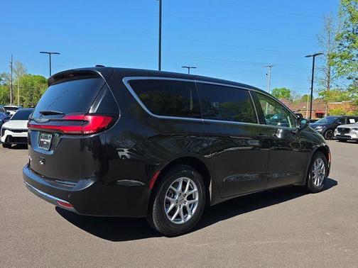 2023 Chrysler Pacifica Touring-L
