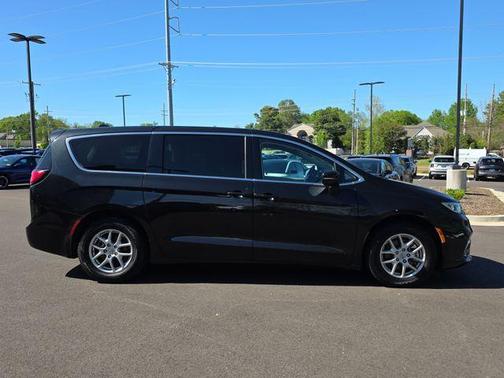 2023 Chrysler Pacifica Touring-L