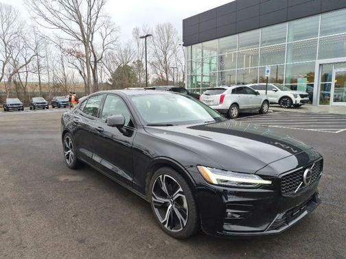 2024 Volvo S60 B5 Plus Dark Theme