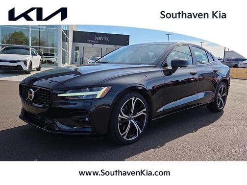 2024 Volvo S60 B5 Plus Dark Theme