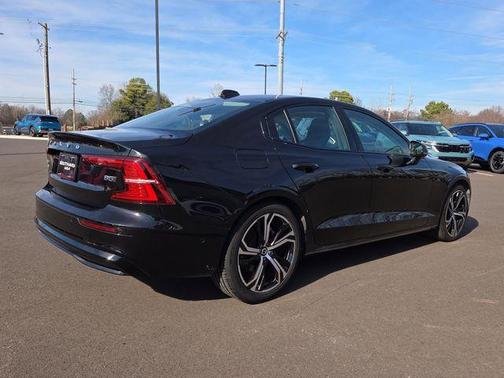 2024 Volvo S60 B5 Plus Dark Theme