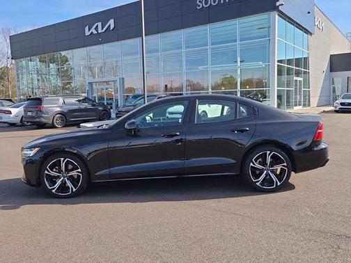 2024 Volvo S60 B5 Plus Dark Theme