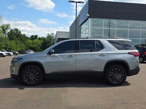 Sterling Gray Metallic 2023 Chevrolet Traverse RS
