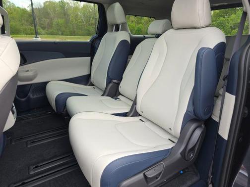 Metal 2026 Kia Carnival Hybrid SX