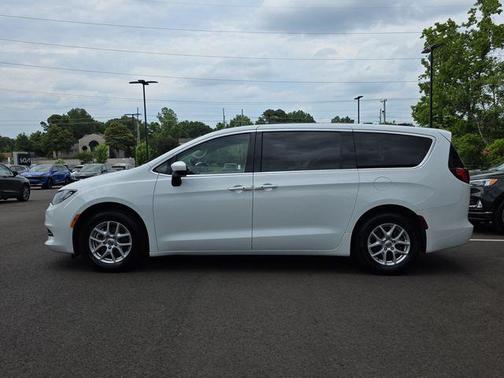 Bright White Clearcoat 2023 Chrysler Voyager LX