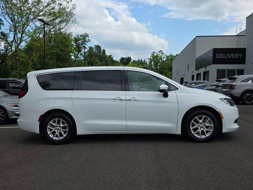 Bright White Clearcoat 2023 Chrysler Voyager LX