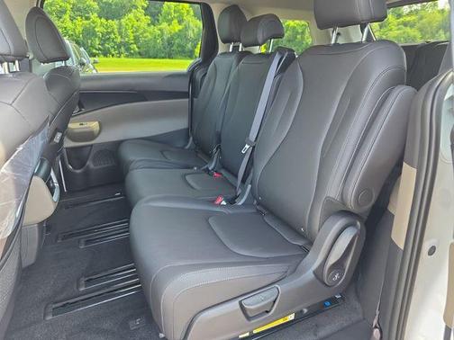 Snow White Pearl 2026 Kia Carnival LXS