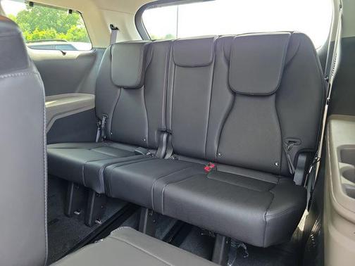 Metal 2026 Kia Carnival EX