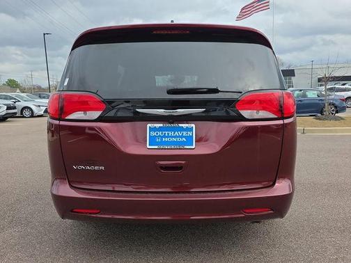 Velvet Red Pearlcoat 2023 Chrysler Voyager LX