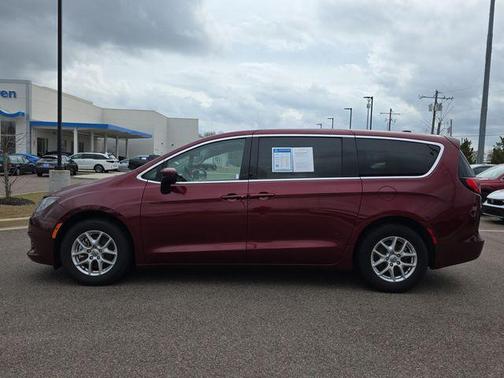 Velvet Red Pearlcoat 2023 Chrysler Voyager LX