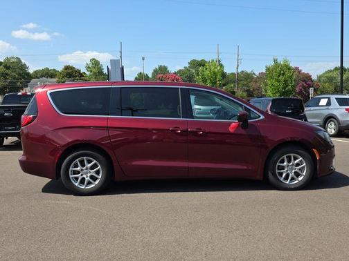 Velvet Red Pearlcoat 2023 Chrysler Voyager LX