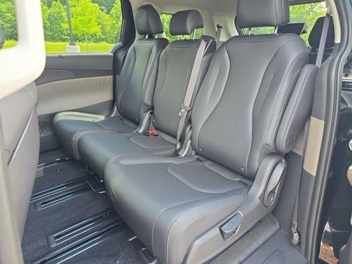 Aurora Black Pearl 2026 Kia Carnival EX