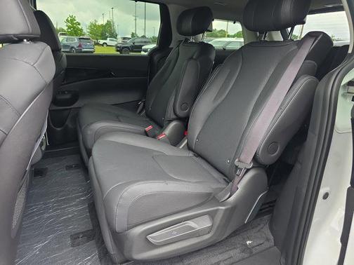 Snow White Pearl 2026 Kia Carnival Hybrid SX Prestige