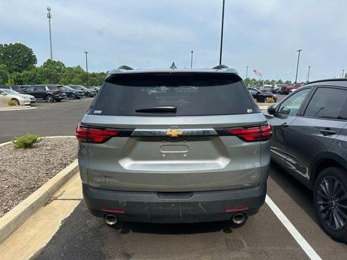 Sterling Gray Metallic 2023 Chevrolet Traverse LT Cloth