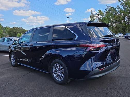 2022 Toyota Sienna LE