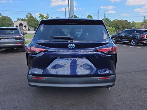 2022 Toyota Sienna LE
