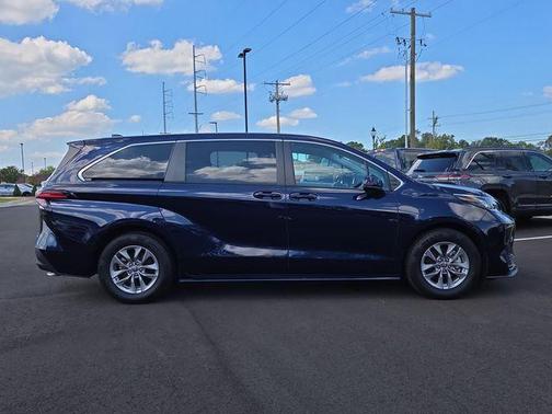 2022 Toyota Sienna LE