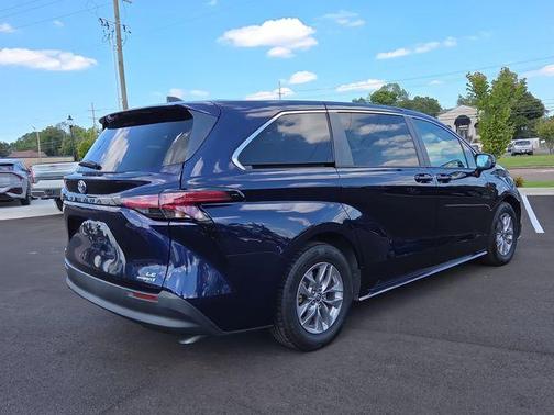2022 Toyota Sienna LE