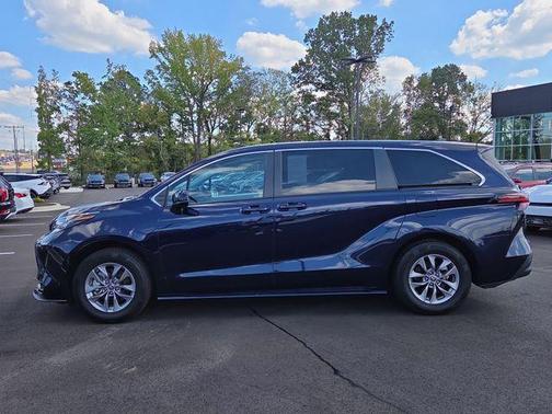 2022 Toyota Sienna LE