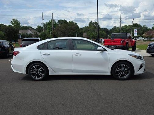 Snow White Pearl 2024 Kia Forte LXS