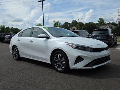 Snow White Pearl 2024 Kia Forte LXS