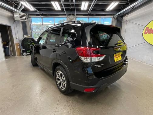 Crystal Black Silica 2024 Subaru Forester Premium
