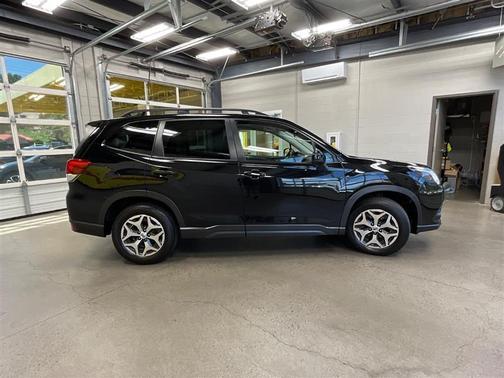 Crystal Black Silica 2024 Subaru Forester Premium