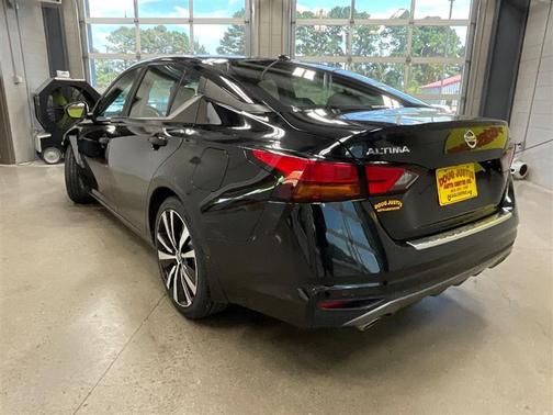 2021 Nissan Altima SR FWD