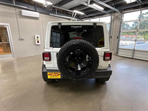 Bright White Clearcoat 2018 Jeep Wrangler Unlimited Sahara