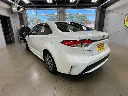 White 2021 Toyota Corolla Hybrid SE