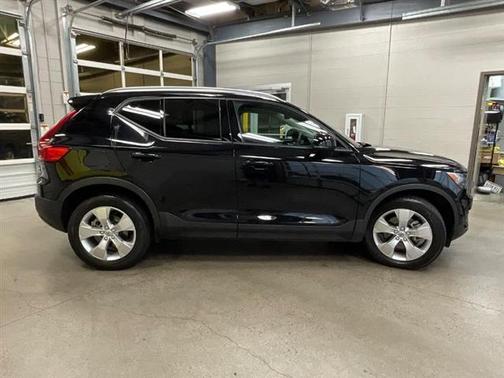 2021 Volvo XC40 T4 Momentum
