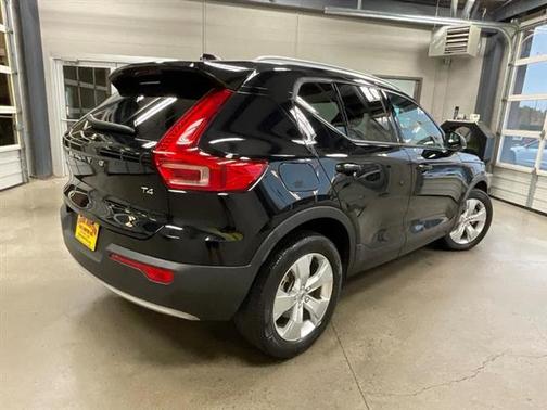2021 Volvo XC40 T4 Momentum
