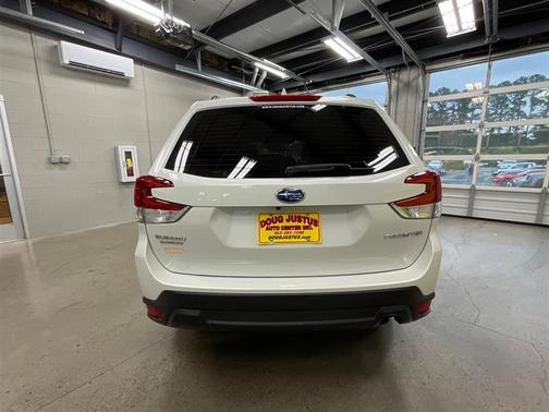 Crystal White Pearl 2022 Subaru Forester Base