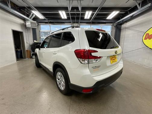 Crystal White Pearl 2022 Subaru Forester Base