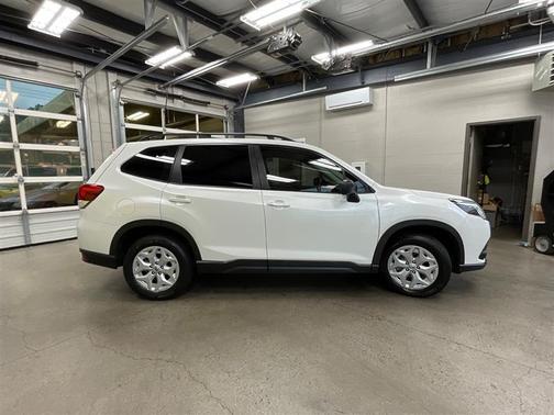 Crystal White Pearl 2022 Subaru Forester Base