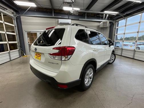 Crystal White Pearl 2022 Subaru Forester Base