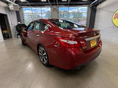 Cayenne Red 2016 Nissan Altima 2.5 SR
