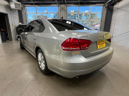 2013 Volkswagen Passat 2.5L Wolfsburg Edition