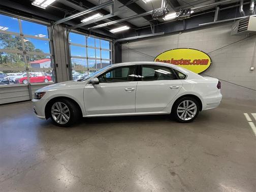 Pure White 2018 Volkswagen Passat 2.0T SE