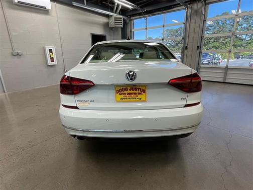 Pure White 2018 Volkswagen Passat 2.0T SE