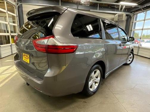 2020 Toyota Sienna SE