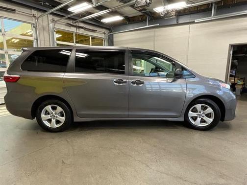 2020 Toyota Sienna SE