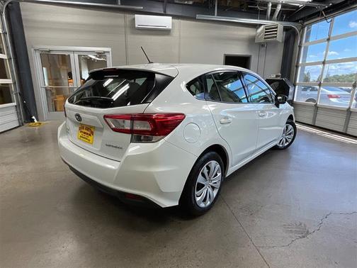 Crystal White Pearl 2018 Subaru Impreza 2.0i